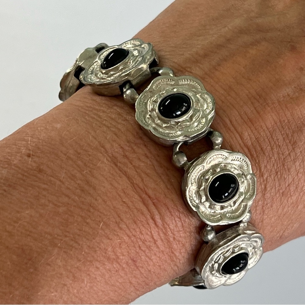 Vintage Silver Link Bracelet w Black Cabochon Scalloped Design